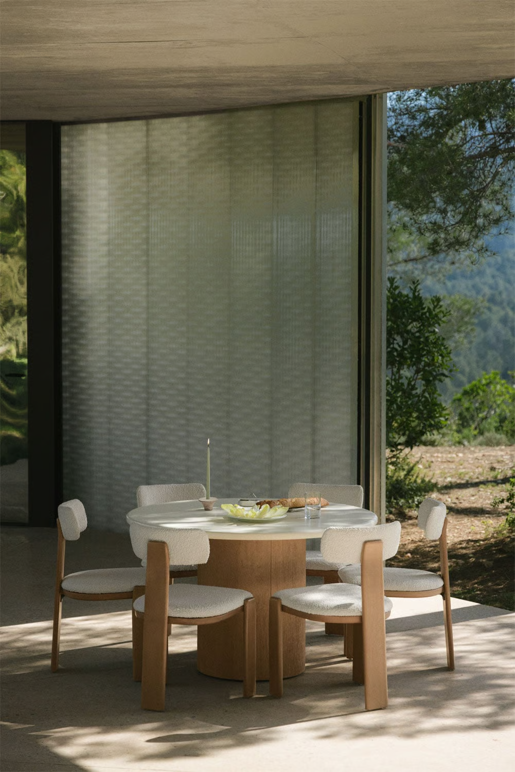 UV HOME Sharpay Round Garden Table in Concrete and Acacia Wood