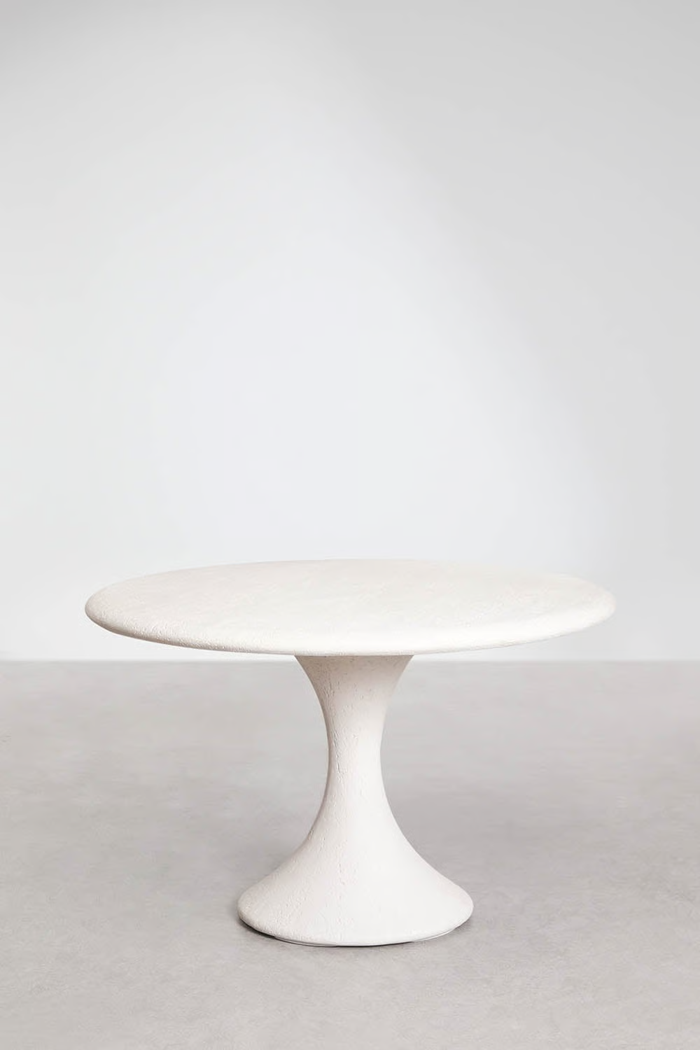 UV HOME Round table set Ø120 cm in Eloria cement and 6 garden chairs made of acacia wood and Malta bouclé fabric