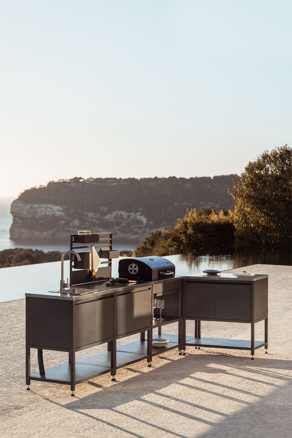 UV HOME 5-Piece Modular Outdoor Corner Kitchen with Sink, Organizer Panel and Savona Steel Charcoal Barbecue