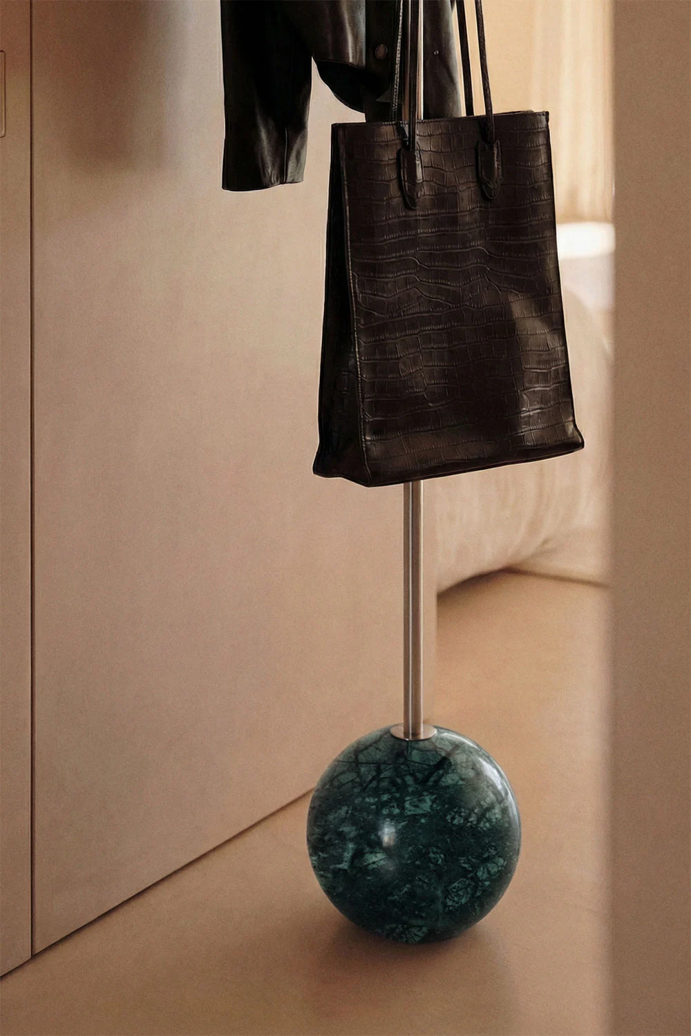 UV HOME Felora Freestanding Coat Rack in Iron and Marble