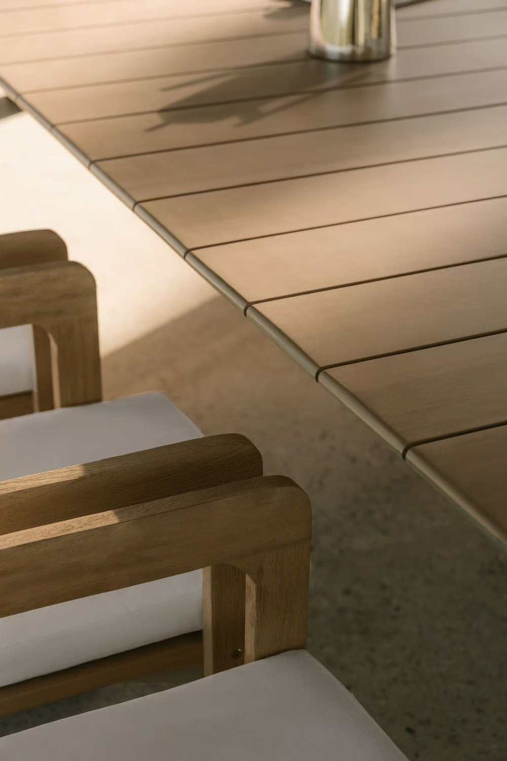 UV HOME Rectangular garden table made of acacia wood Kandroa