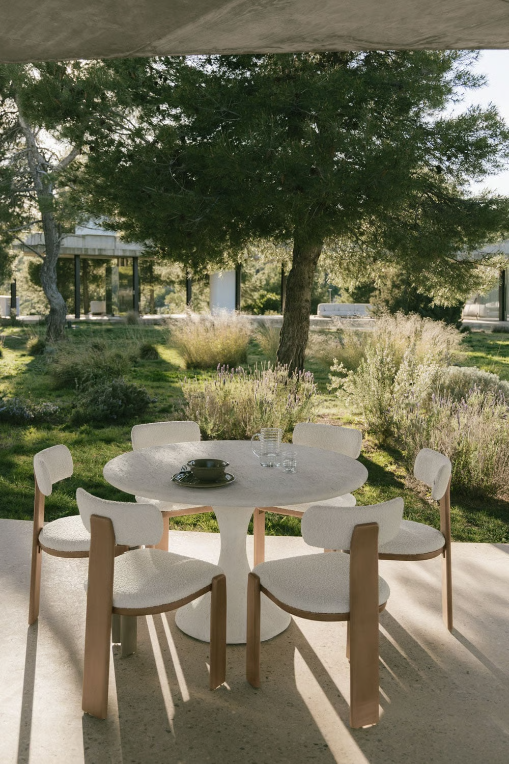UV HOME Round table set Ø120 cm in Eloria cement and 6 garden chairs made of acacia wood and Malta bouclé fabric