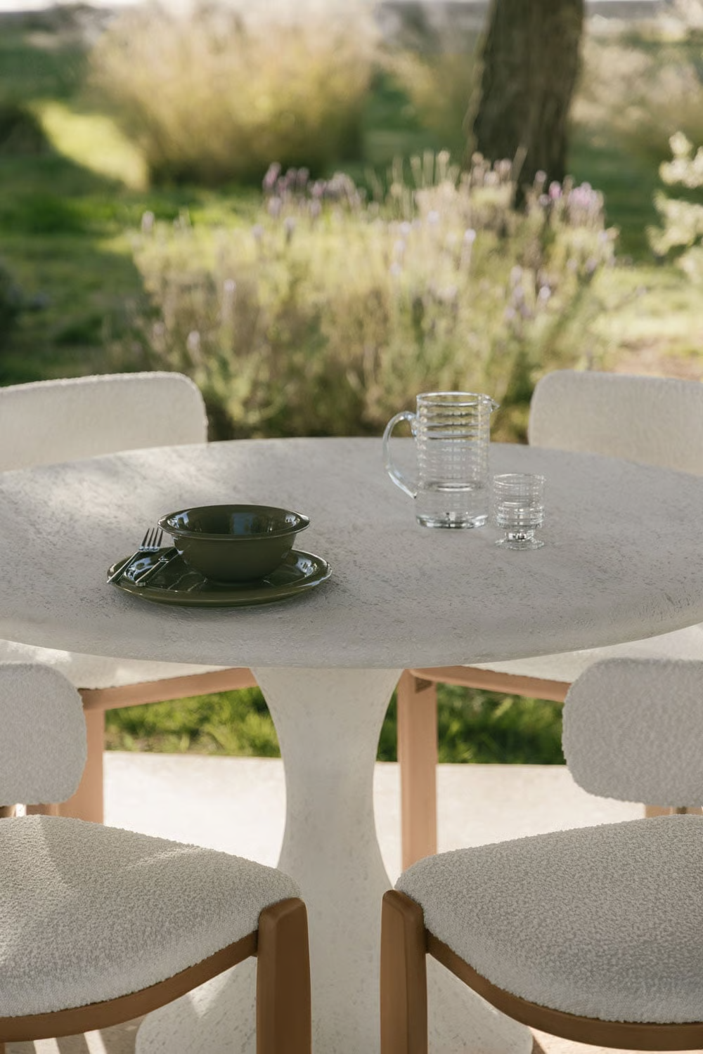 UV HOME Round table set Ø120 cm in Eloria cement and 6 garden chairs made of acacia wood and Malta bouclé fabric