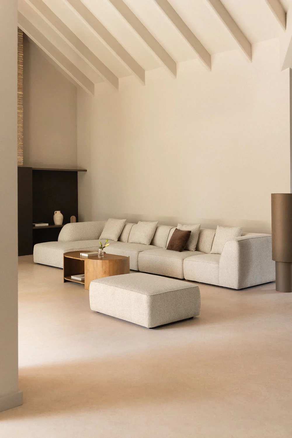 UV HOME 4-piece modular chaise longue sofa on the left with Cardea upholstered pouf