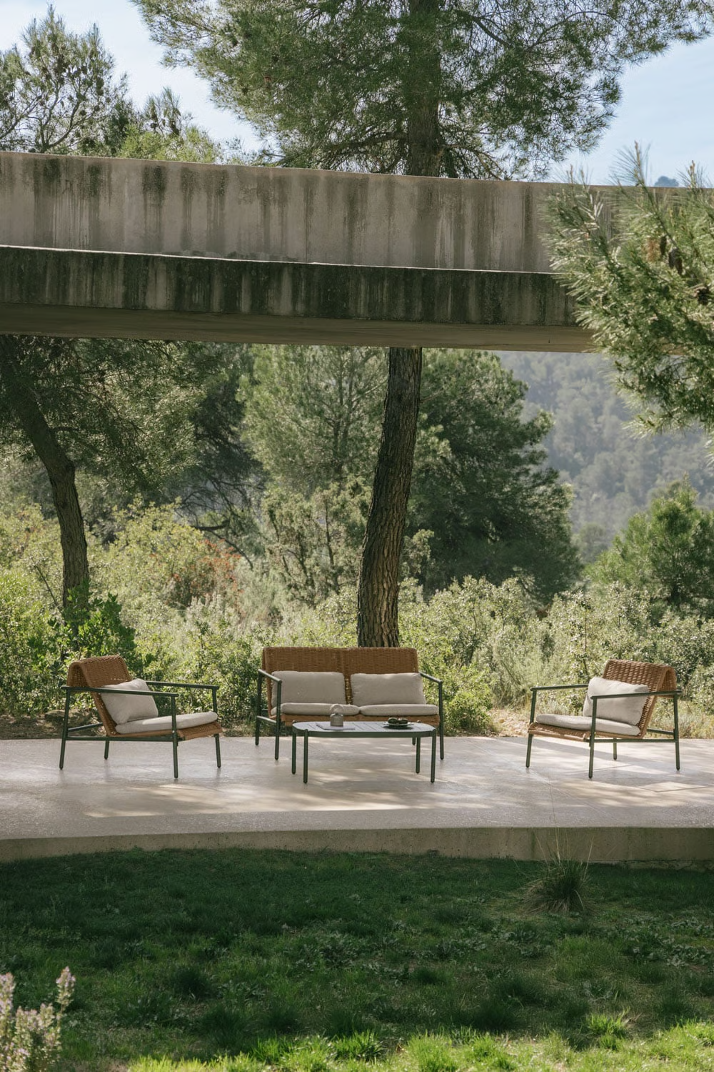 UV HOME Garden set with 2-seater sofa, 2 armchairs and coffee table made of aluminum and synthetic cane Duroli