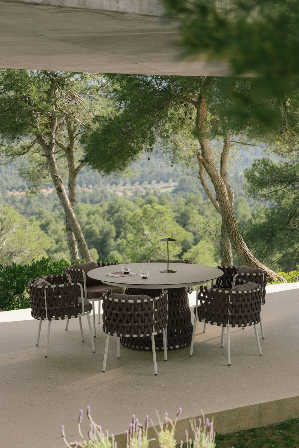 UV HOME Round garden table Ø140 cm made of ceramic and braided rope Tevary