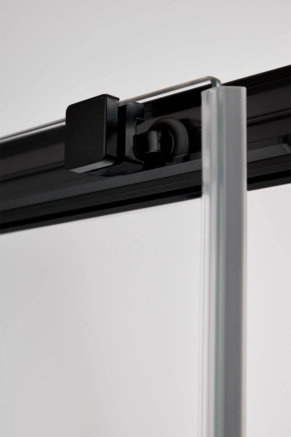 UV HOME Shower enclosure with front access and soft-close sliding door, 6 mm tempered glass and Dover aluminum