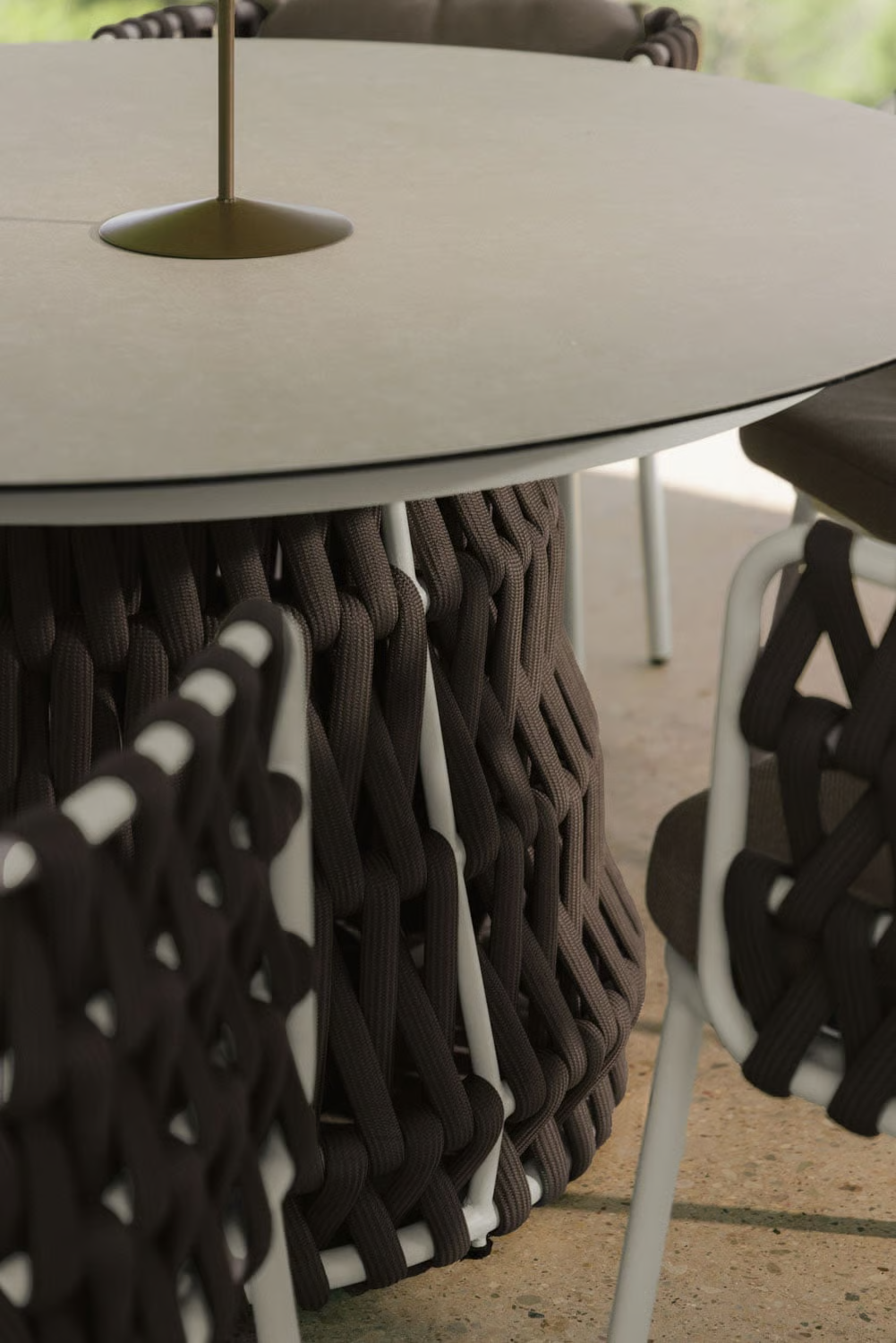 UV HOME Round garden table Ø140 cm made of ceramic and braided rope Tevary